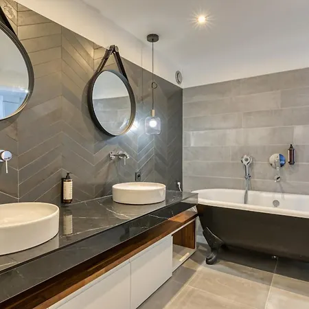 L'ambassadeur Epoustouflant En Plein Coeur De